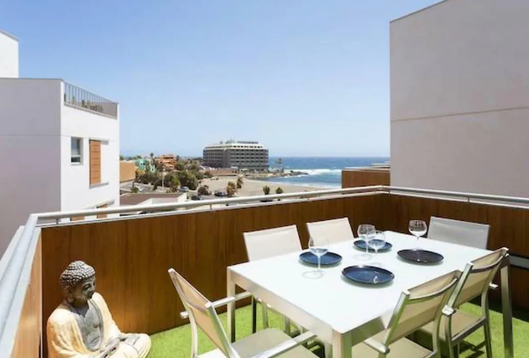 Sea View Apartment in El Médano with private parking space by Edén Rentals Spagna